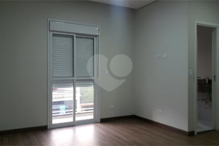 Sobrado novo com 3 suítes, 4 vagas, espaço gourmet com churrasqueira, jardim de inverno e acabamento premium. Conforto, modernidade e sofisticação.