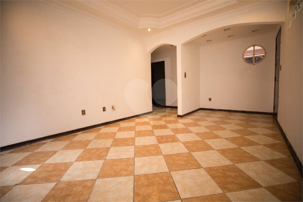 Casa com 4 Dormitórios e área de lazer com piscina