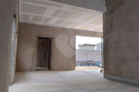 Casa térrea em fase de construção para venda no condomínio Quebec