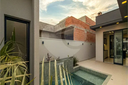 Indaiatuba - Condominio Sapezal - R$ 2.400.000,00 - Área Total 360,00 m² - Área Construída 213,32 m² - TÉRREA - 03 suítes sendo a master com closet; - Escritório; Lavabo; Cozinha com cooktop e planejados; Gourmet com churrasqueira; Ambientes preparados para ar condicionado; Piscina com cascata,
