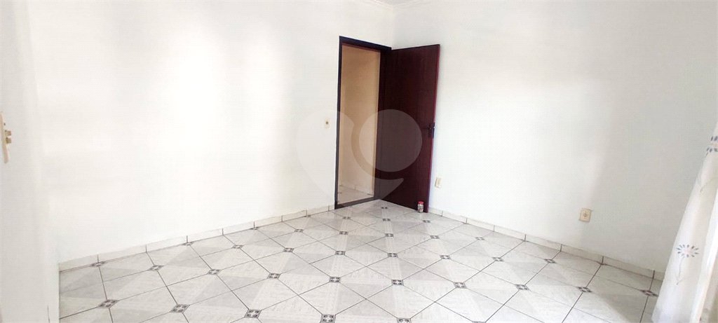 Casa com 180m², 3 dormitórios, 1 vaga, à venda na Vila Scarpelli em Santo André.