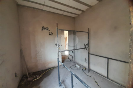 Casa em Construção com Área Gourmet e Piscina no Condomínio Damha II