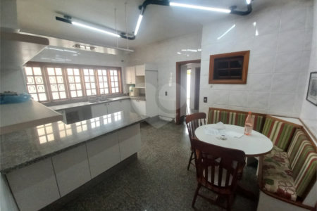 Sobrado no Condomínio Faber 1