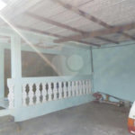 Casa térrea com 2 dormitórios, sendo 1 suíte.