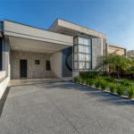 Indaiatuba - SP - Condominio Dona Lucilla - Valor R$2.295.000,00 - 3 suítes + escritório + lavabo - Terreno: 300m2 - Construção: 188m2 - Diferenciais - Móveis planejados no escritório, sala de TV, lavabo, cozinha, área gourmet, lavanderia, banheiros e closet - Ar condicionado em todos os ambie