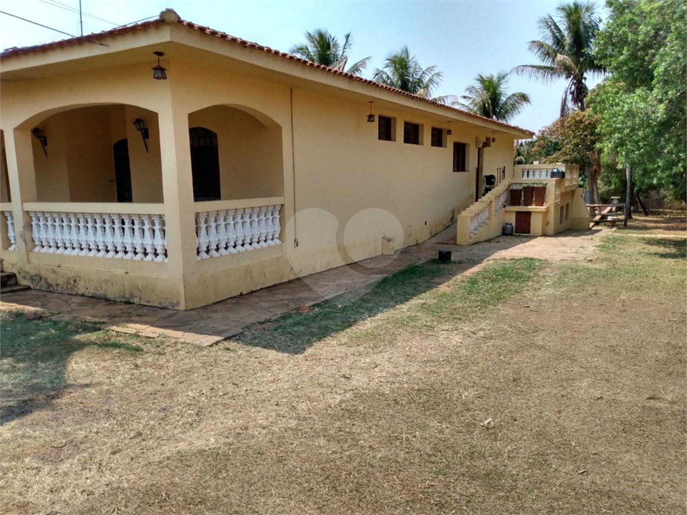 Casa Térrea com 3 dormitórios, sendo 1 suíte.