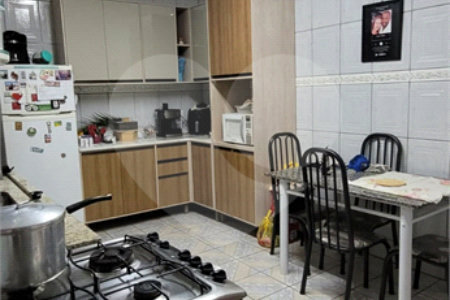 Imóvel Completo com Churrasqueira, 2 Banheiros e Portão Eletrônico