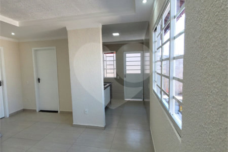 Seu Novo Lar Te Espera: Casa Aconchegante, Pronta para Morar e com 2 dormitórios e Amplo Quintal!