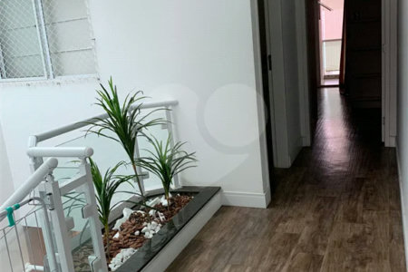 Sobrado com 3 quartos e garagem para 5 veículos.