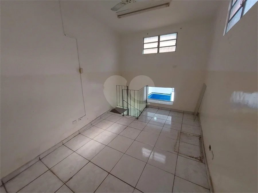 GALPÃO COMERCIAL DE 220,0 M² COM 02 BANHEIROS, COPA COM REFEITORIO, MEZANINO E VAGA DE GARAGEM PARA LOCAÇÃO NA LAPA