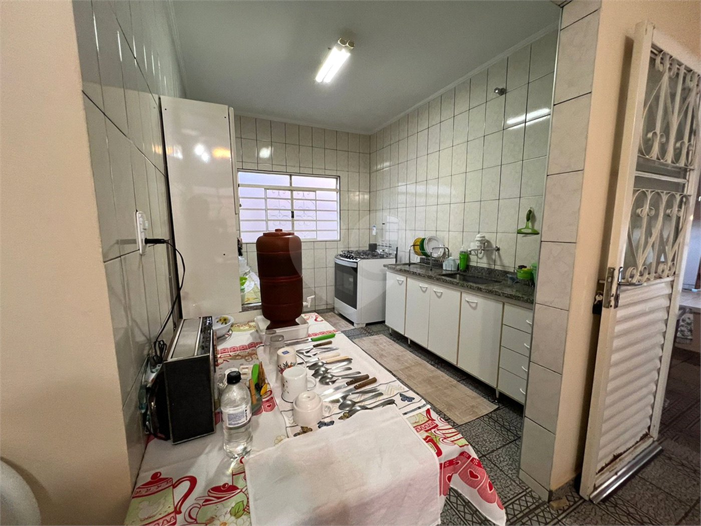 Ampla casa no condomÍnio Parque Fehr, contendo: