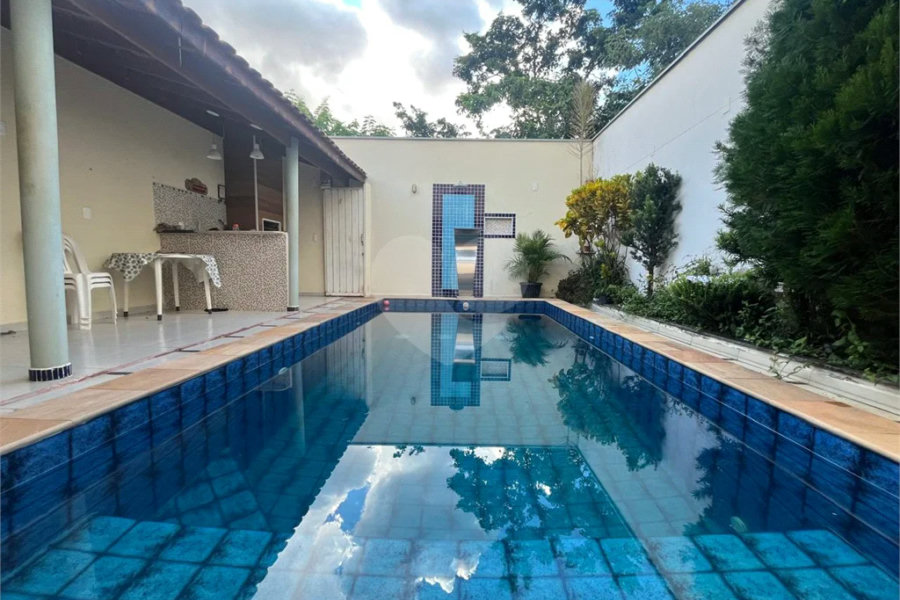 Casa ampla no bairro Terra Rica com 3 pavimentos e excelente estrutura.