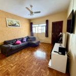 Casa térrea com piscina e 3 quartos.