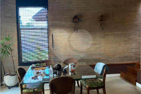 Casa Térrea com Acabamento em Tijolo Aparente e Quintal Amplo - Próximo ao Shopping Iguatemi