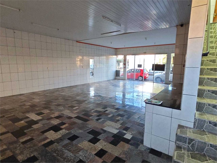 ?Oportunidade Única em São Carlos: Salão Comercial + Casa Independente nos Fundos – Ideal para Investidores!