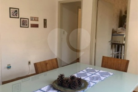 Casa térrea com 3 dormitórios, sendo 1 suíte .