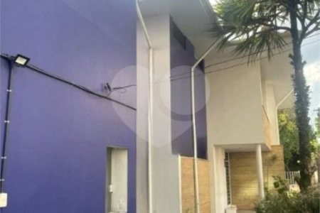 Casa comercial com 300m², 5 quartos, 2 vagas, para locação no Campo Belo!