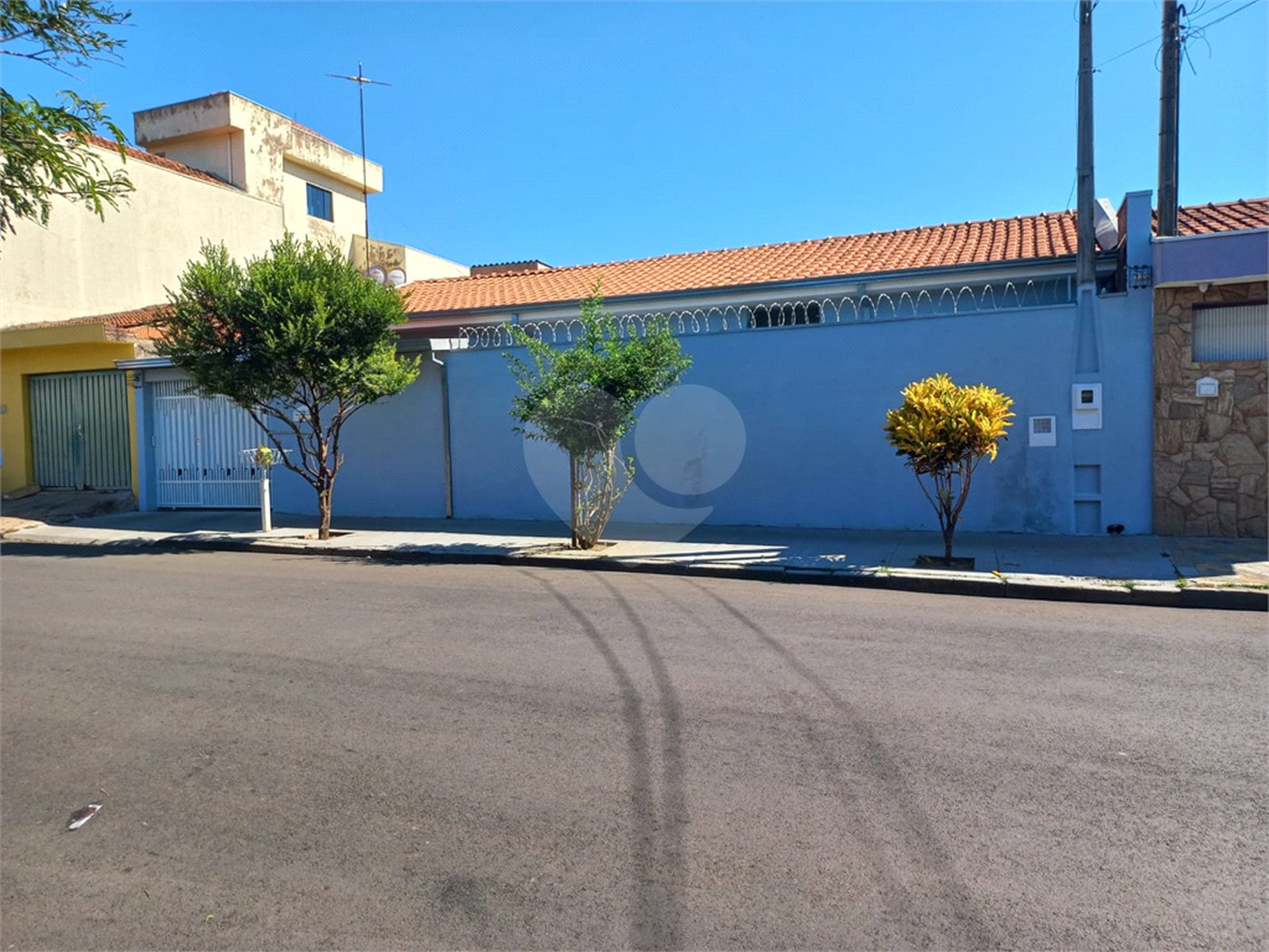 Casa Térrea com 3 dormitórios, sendo 1 suíte.