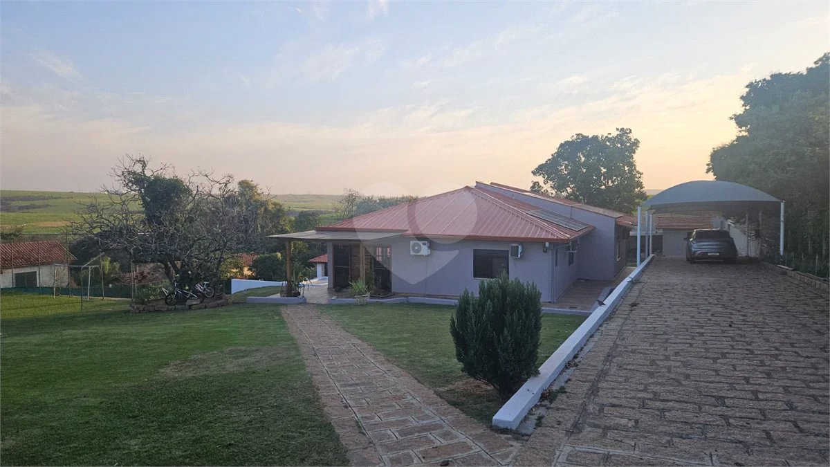 Indaiatuba- condominio Vale das Laranjeiras - Itaici - Terreno 3040,00 ms- construida 220ms - 3 dormitórios, sendo 2 suítes e uma suíte master com closet, além de uma sala ampla com 3 ambientes, Cozinha planejada,, campo de futebol/vôlei, Area de lazer com piscina, espaço gourmet com churrasque