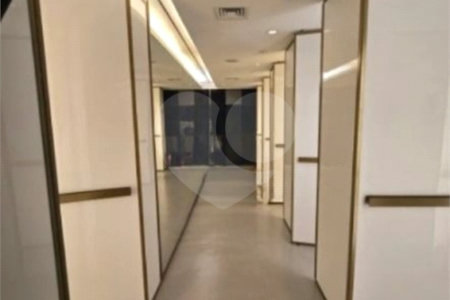 Prédio Comercial com 300m² , 3 pavimentos , refeitório , 2 banheiros , à venda no Brás.