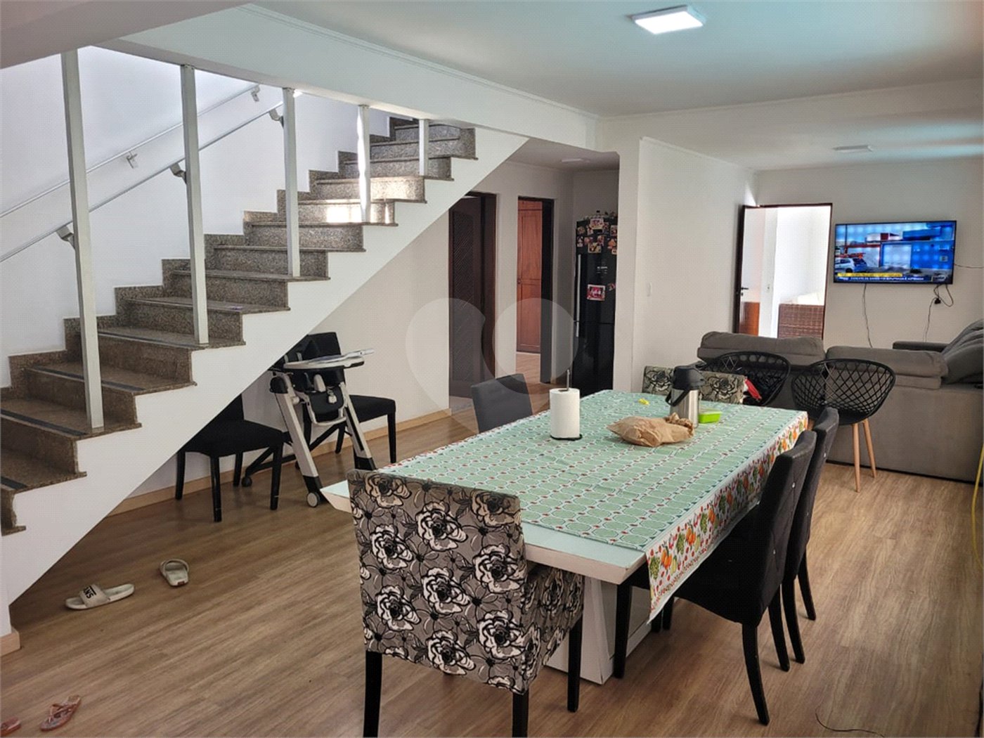 Sobrado com 14 metros de frente , na Região do Jardim Guapira , próximo ao Clube Guapira com 5 dormitórios, sendo 3 suíte com armários embutidos ,banheiro social, Sala para 2 ambientes, escritório com banheiro .cozinha ampla com armários, área de serviço ,dispensa, quintal com banheiro externo c
