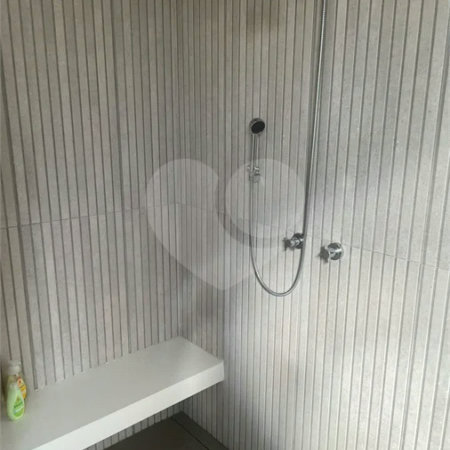 Sobrado no Condomínio Damha II.