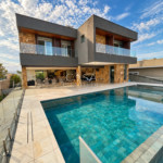 Casa nova no Saint Patrick com 926 m², 5 suítes, elevador e piscina aquecida, saúna em Sorocaba