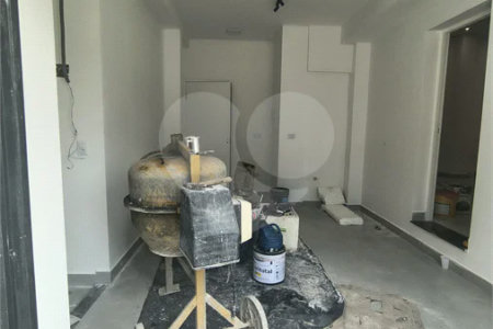 O imóvel possui 20 m² de área útil e 35 m² de área total, sendo uma ótima opção para instalação de escritório, consultório ou atividade comercial.