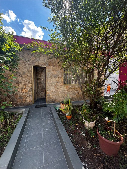 Casa com 70m², 3 dormitórios, sendo 1 suíte, 4 vagas, à venda no bairro do Ipiranga.