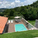 Belíssima Chácara- Loteamento Pedra Bela- Bairro Pedreira- em Atibaia.