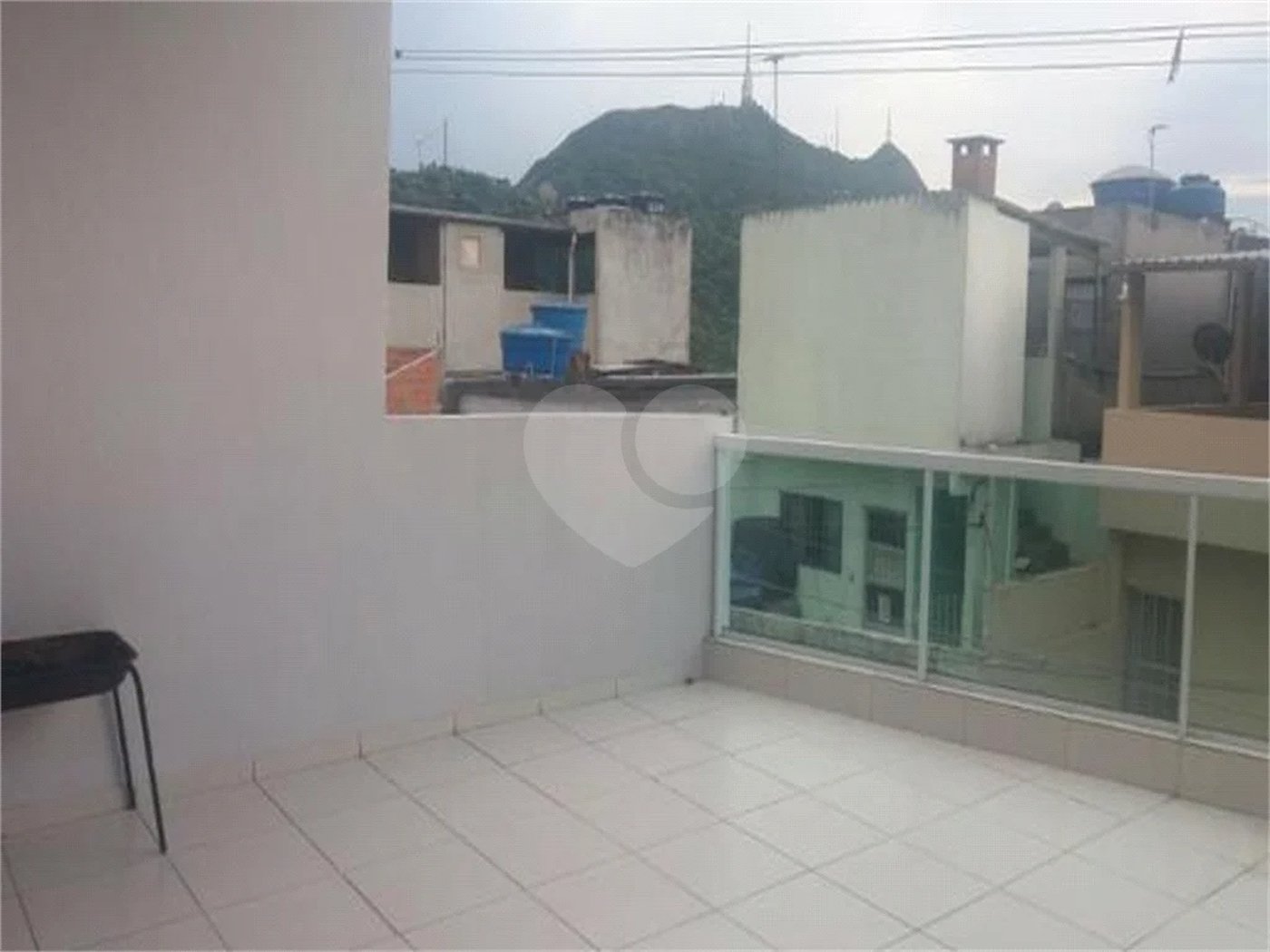 3 dormitórios, 2 suítes, banheiro, sala, cozinha ampla e 2 vagas de garagem