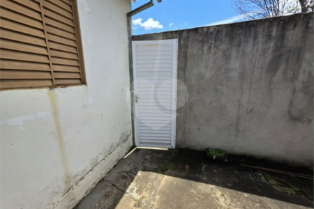 Casa térrea à venda com amplo quintal e grande potencial na Vila Nery
