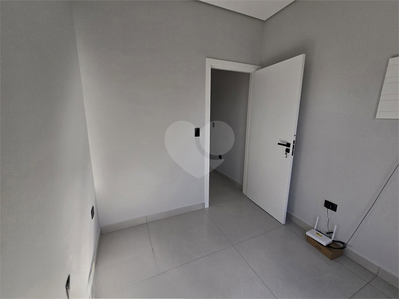 Maravilhosa Casa térrea em condomínio fechado no Portal Lamis, com 3 suítes, piscina privativa e persianas elétricas em excelente condomínio com salão de festas, piscina, quadras de tênis, beach tênis e campo de futebol. Vista cinematográfica da Pedra Grande.