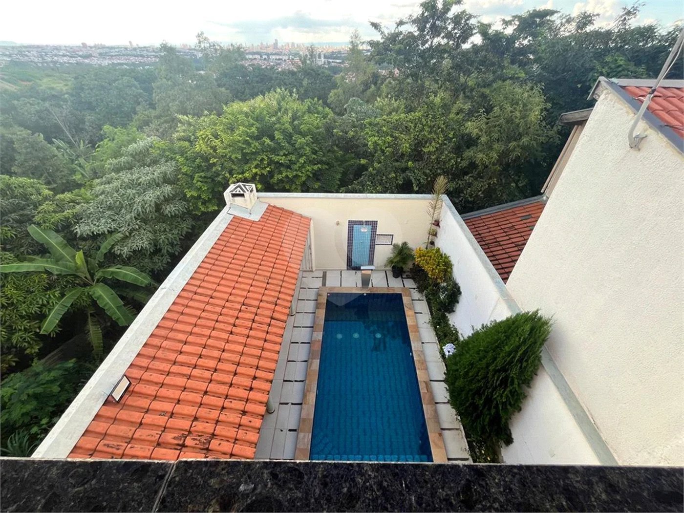 Casa ampla no bairro Terra Rica com 3 pavimentos e excelente estrutura.