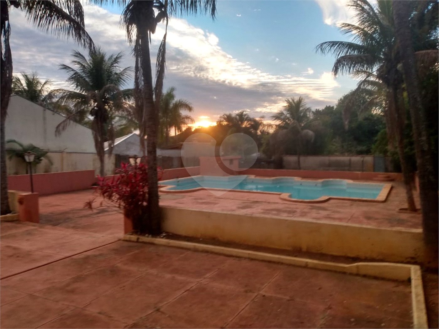 Casa Térrea com 3 dormitórios, sendo 1 suíte.