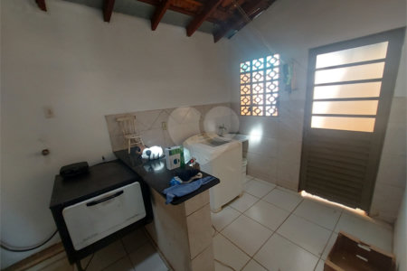 Casa térrea com piscina no Residencial Samambaia.
