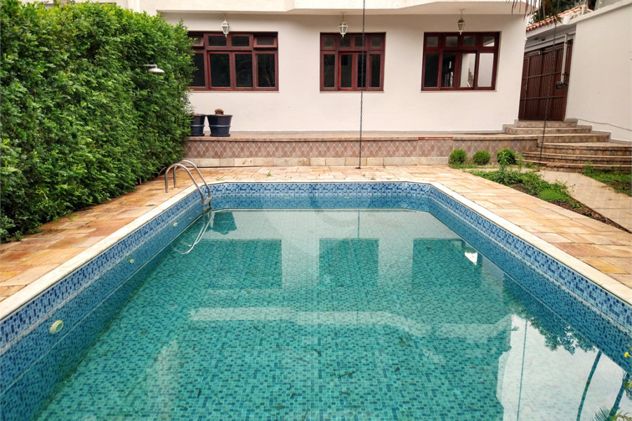 SOBRADO DE 426,0 M² COM 04 SUITES, SALÃO DE FESTAS, 06 VAGAS,06 BANHEIROS E PISCINA PARA LOCAÇÃO OU VENDA NO BARRO BRANCO