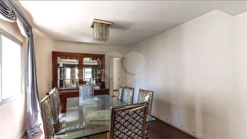 Este elegante apartamento em Higienópolis oferece 224m² de área muito bem distribuída, perfeito para quem valoriza conforto