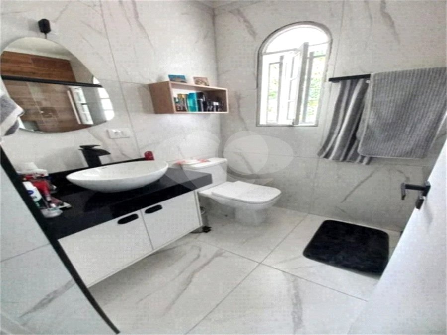 Casa de 85m2 com 3 dormitórios e 2 vagas de garagem localizado no Bosque da Saúde