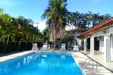 Casa com piscina no Guarujá - Acapulco