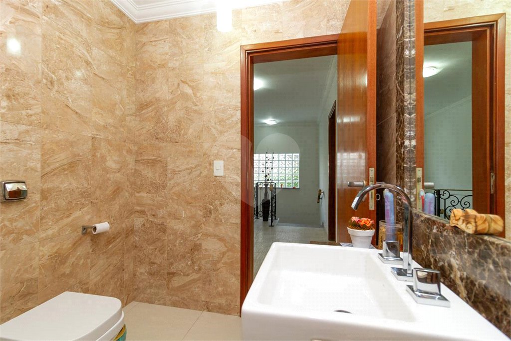 Casa Sobrado à venda com 342 m², 3 dormitórios, sendo 2 suítes, 4 vagas na Vila Mariana - São Paulo.