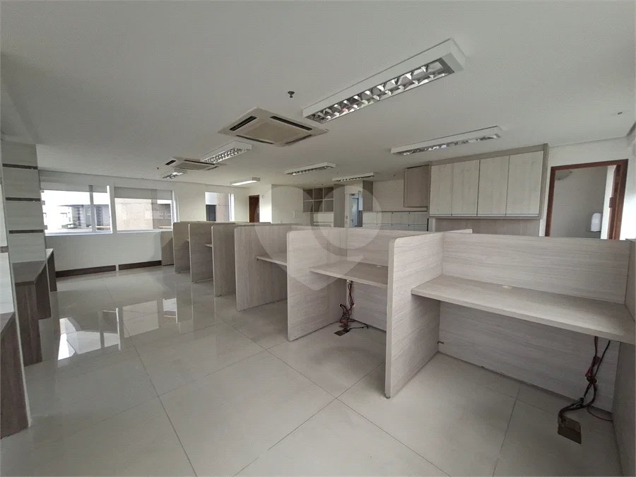 SALA COMERCIAL DE 90 M² COM 12 BAIAS, SALA DE REUNIÃO, AR-CONDICIONADO CENTRAL E 2 VAGAS!