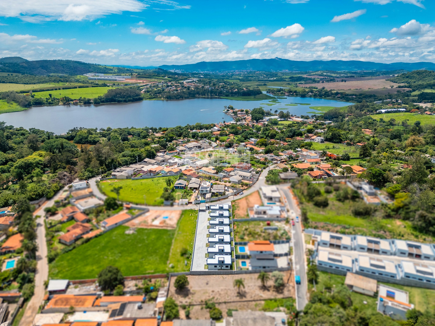 Casa térrea à venda com 3 quartos, sendo 1 suíte, no condomínio Flores da Usina, Atibaia - SP