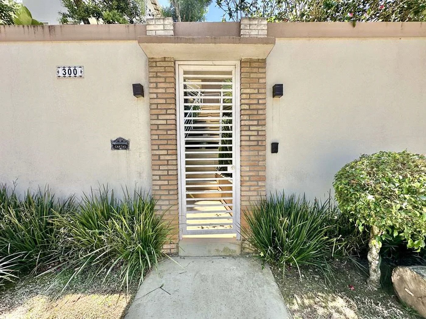 Casa à venda com 4 quartos, sendo 3 suítes,  no condomínio Vilarejo, Carapicuíba - SP