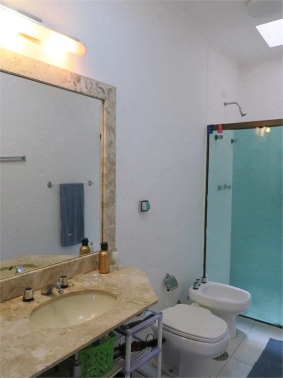 Casa à venda com 4 quartos, sendo 2 suítes, no condomínio Vila das Flores, São Paulo - SP