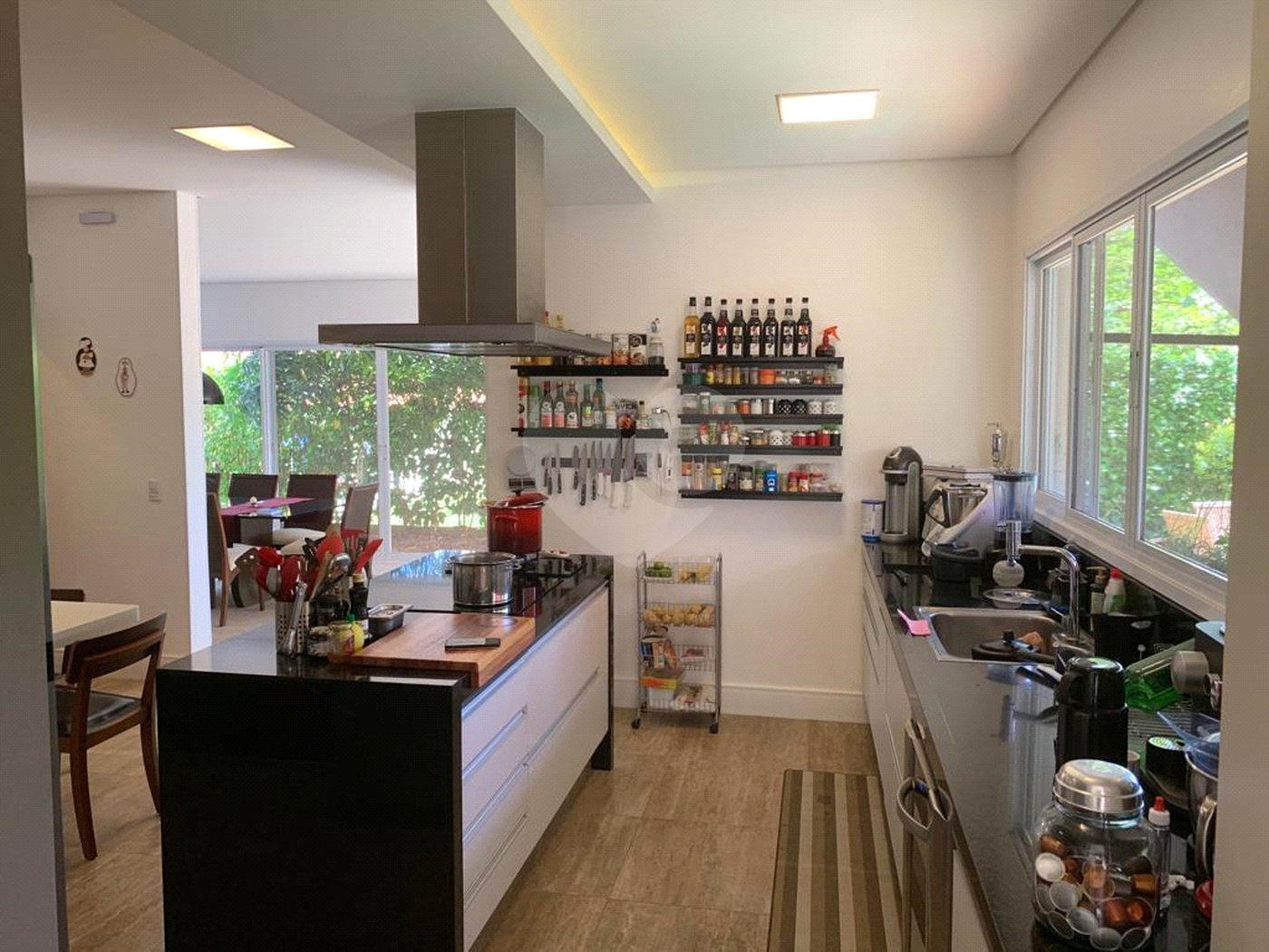 Casa à venda com 5 quartos, sendo 3 suítes, no condomínio Residencial Saint German, Araçoiaba da Serra - SP
