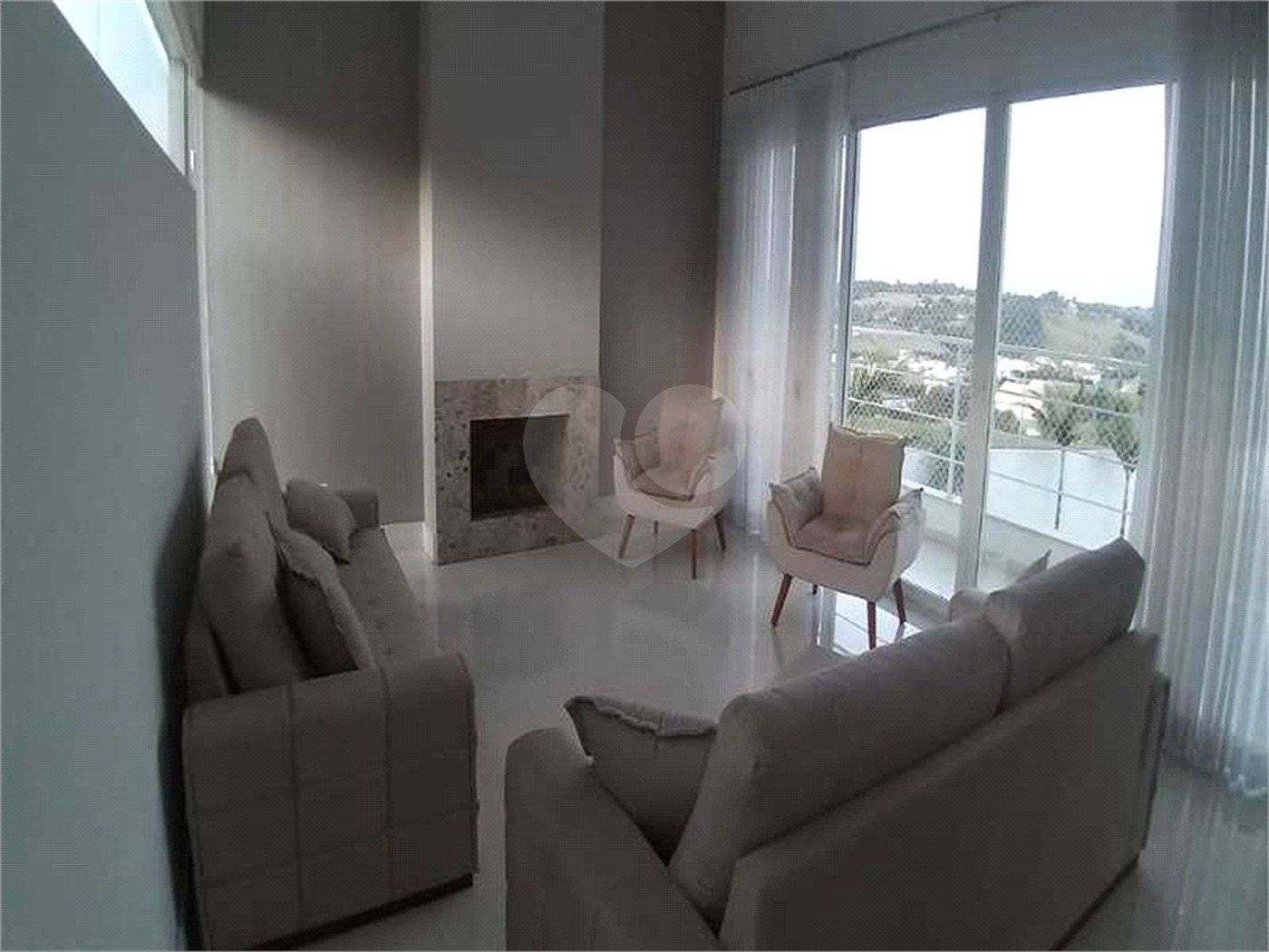 Casa à venda com 5 quartos, sendo 4 suítes, no condomínio Village Saint Charbel, Araçoiaba da Serra - SP