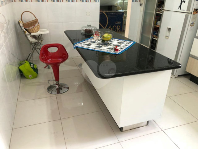 Casa à venda com 3 quartos, sendo 1 suíte,  no condomínio Parque Suiça, Caieiras - SP