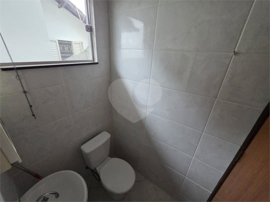 Casa térrea à venda no Douradinho com 2 quartos e edícula com mais dois quartos e 2 banheiros.