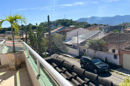 Casa à venda com 3 quartos, sendo 2 suítes, no condomínio Laura Serra, Rio de Janeiro - RJ
